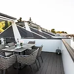 The Sea - Hausboot Floating Sea House Botel *
