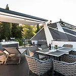 Botel The Sea - Hausboot Floating Sea House *