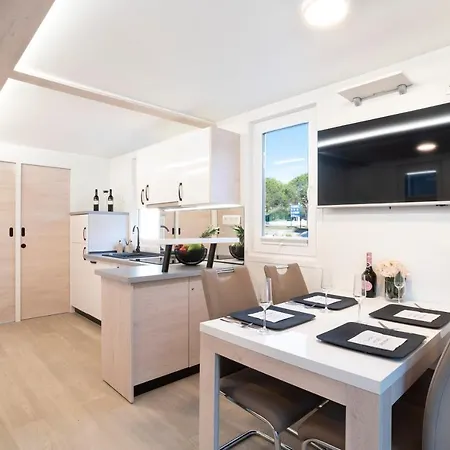 Hotel en barco The Sea - Hausboot Floating Sea House *