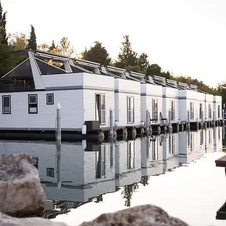 Dreamy Houseboat By The Sea With Terrace And Hot Tub Úszó hotel