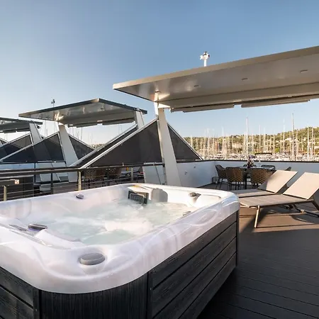 Úszó hotel Dreamy Houseboat By The Sea With Terrace And Hot Tub *