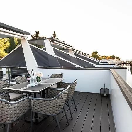 The Sea - Bootshaus Floating Sea House Botel *