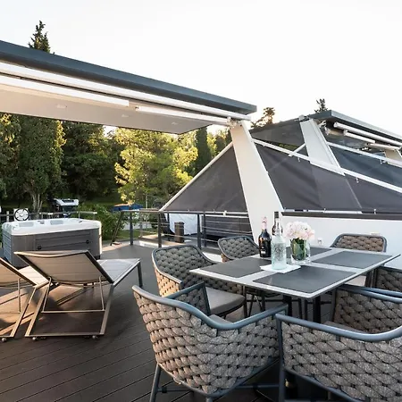 Úszó hotel Dreamy Houseboat By The Sea With Terrace And Hot Tub *