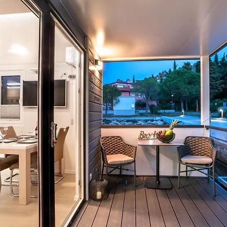 Dreamy Houseboat By The Sea With Terrace And Hot Tub Úszó hotel *