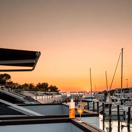 The Sea - Hausboot Floating Sea House *