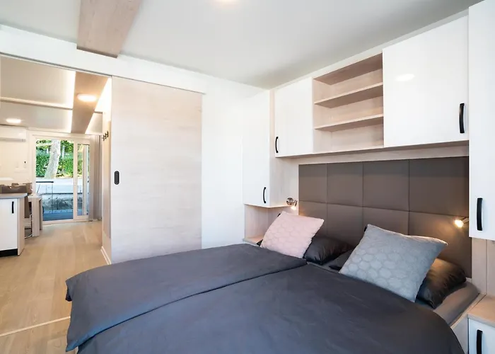 Ботель The Sea - Hausboot Floating Sea House Порторож