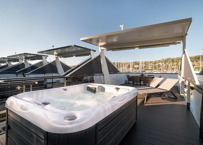 Båthotell The Sea - Hausboot Floating Sea House *