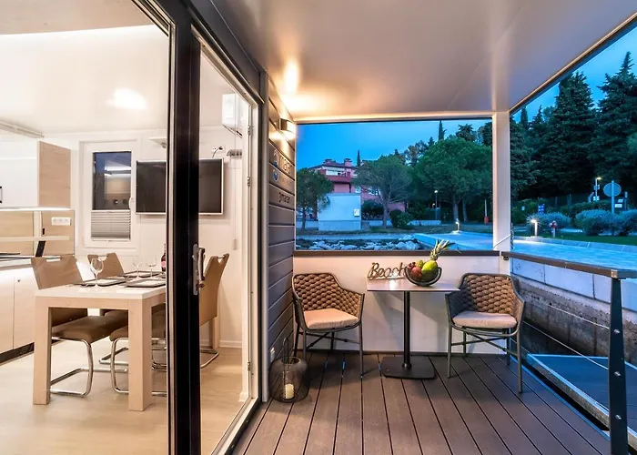 The Sea - Hausboot Floating Sea House Botel *