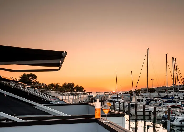 The Sea - Hausboot Floating Sea House *